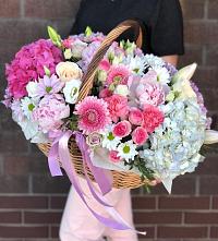 Цветочная композиция из Розы, Хризантемы, Пионы и Лизиантусы в корзине в Покровске